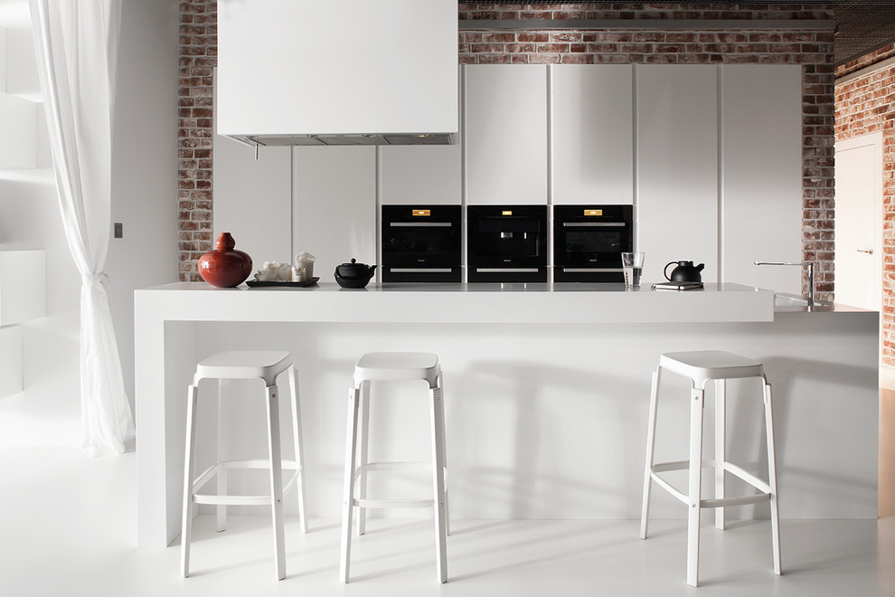 Foto di una cucina minimalista di medie dimensioni con ante lisce e ante bianche