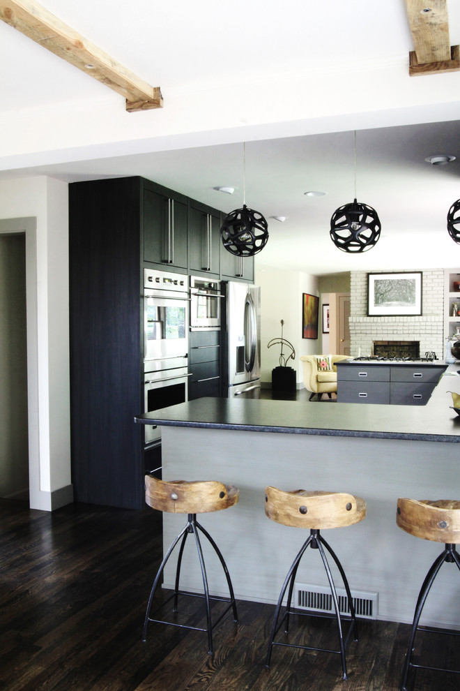 Идея дизайна: п-образная кухня в современном стиле с плоскими фасадами и серыми фасадами
