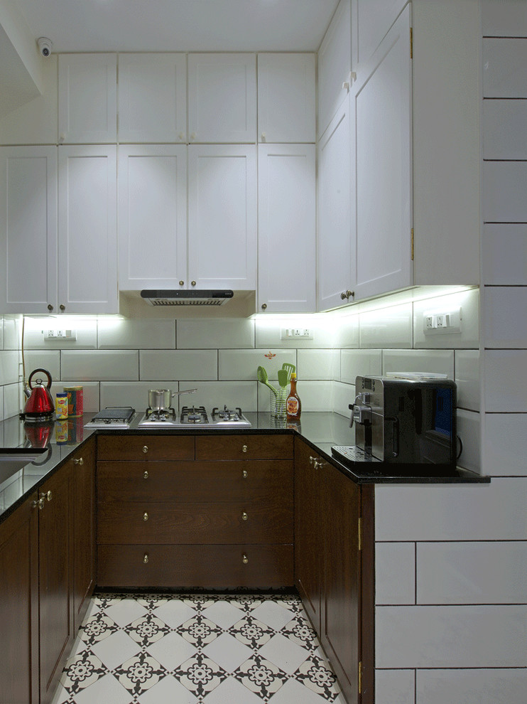 Klassische Küche mit Unterbauwaschbecken, Schrankfronten im Shaker-Stil, weißen Schränken, Küchenrückwand in Weiß und Rückwand aus Metrofliesen in Mumbai