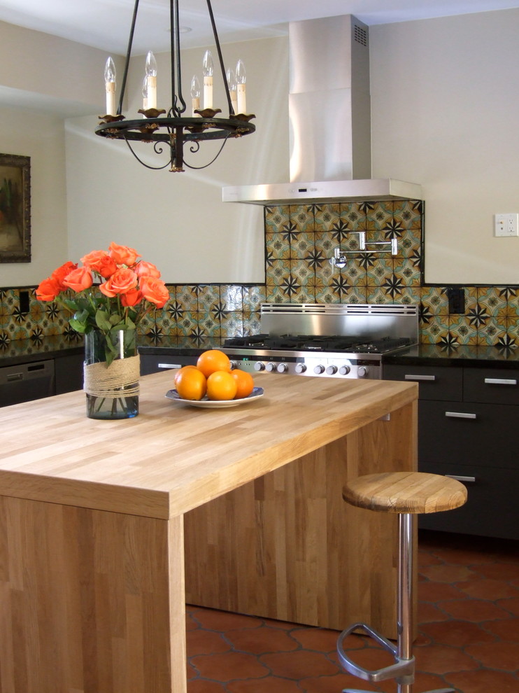 フェニックスにある地中海スタイルのおしゃれなキッチン (マルチカラーのキッチンパネル) の写真