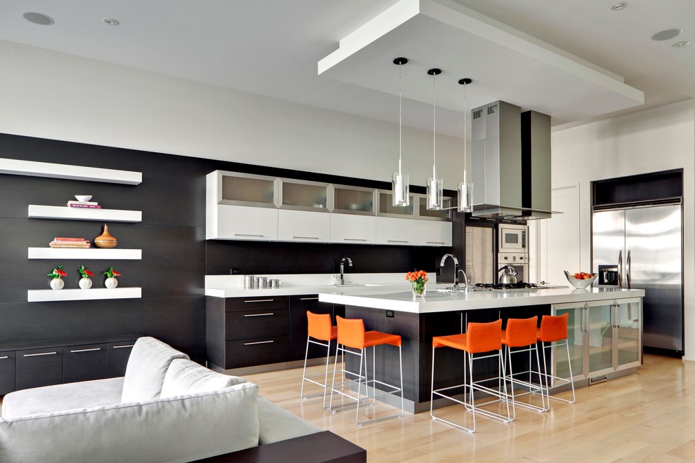 На фото: параллельная кухня-гостиная в современном стиле с плоскими фасадами, черно-белыми фасадами и двухцветным гарнитуром