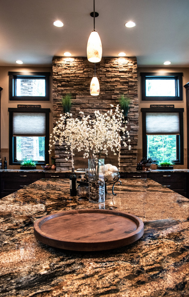 Foto på ett amerikanskt flerfärgad kök, med en undermonterad diskho, skåp i shakerstil, skåp i mörkt trä, granitbänkskiva, beige stänkskydd, stänkskydd i porslinskakel, rostfria vitvaror, mellanmörkt trägolv, en köksö och brunt golv