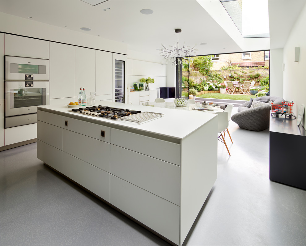 Mittelgroße Moderne Wohnküche mit Linoleum, grauem Boden, flächenbündigen Schrankfronten, weißen Schränken, Quarzit-Arbeitsplatte und Kücheninsel in Sonstige