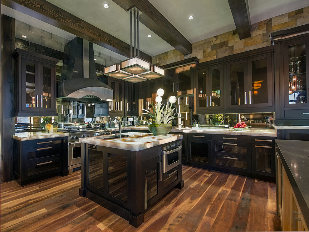 Geräumige Moderne Küche in L-Form mit Unterbauwaschbecken, dunklen Holzschränken, Rückwand aus Spiegelfliesen, braunem Holzboden und zwei Kücheninseln in Denver