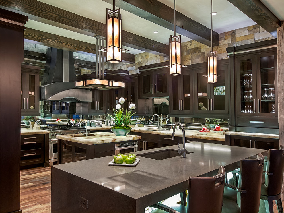 Geräumige Moderne Küche in L-Form mit Unterbauwaschbecken, dunklen Holzschränken, Rückwand aus Spiegelfliesen, braunem Holzboden und zwei Kücheninseln in Denver
