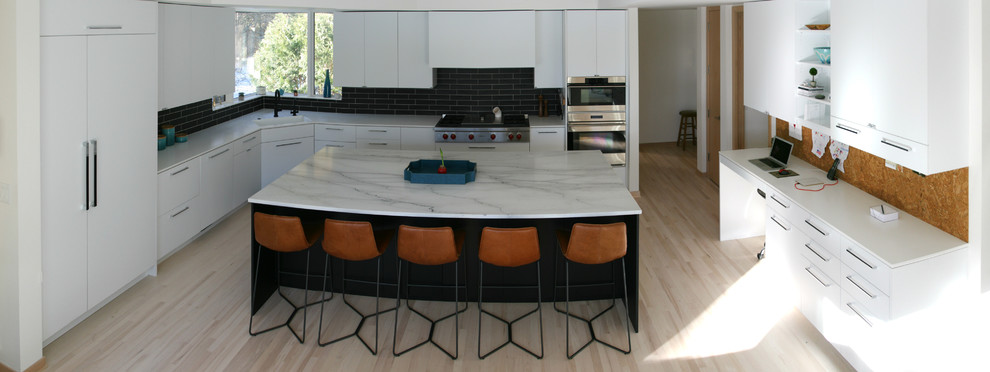Пример оригинального дизайна: большая угловая кухня в стиле модернизм с островом, плоскими фасадами, черным фартуком и светлым паркетным полом