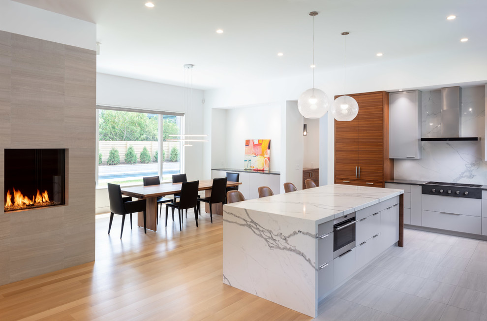 Bild på ett stort funkis flerfärgad flerfärgat kök, med släta luckor, grå skåp, bänkskiva i kvarts, flerfärgad stänkskydd, stänkskydd i marmor, rostfria vitvaror, klinkergolv i keramik, en köksö och grått golv