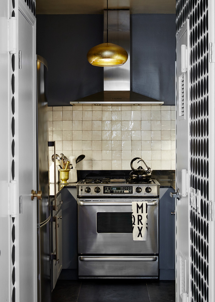 Inspiration för ett avskilt, litet funkis u-kök, med luckor med upphöjd panel, grå skåp, stänkskydd i keramik, rostfria vitvaror, skiffergolv, granitbänkskiva och beige stänkskydd