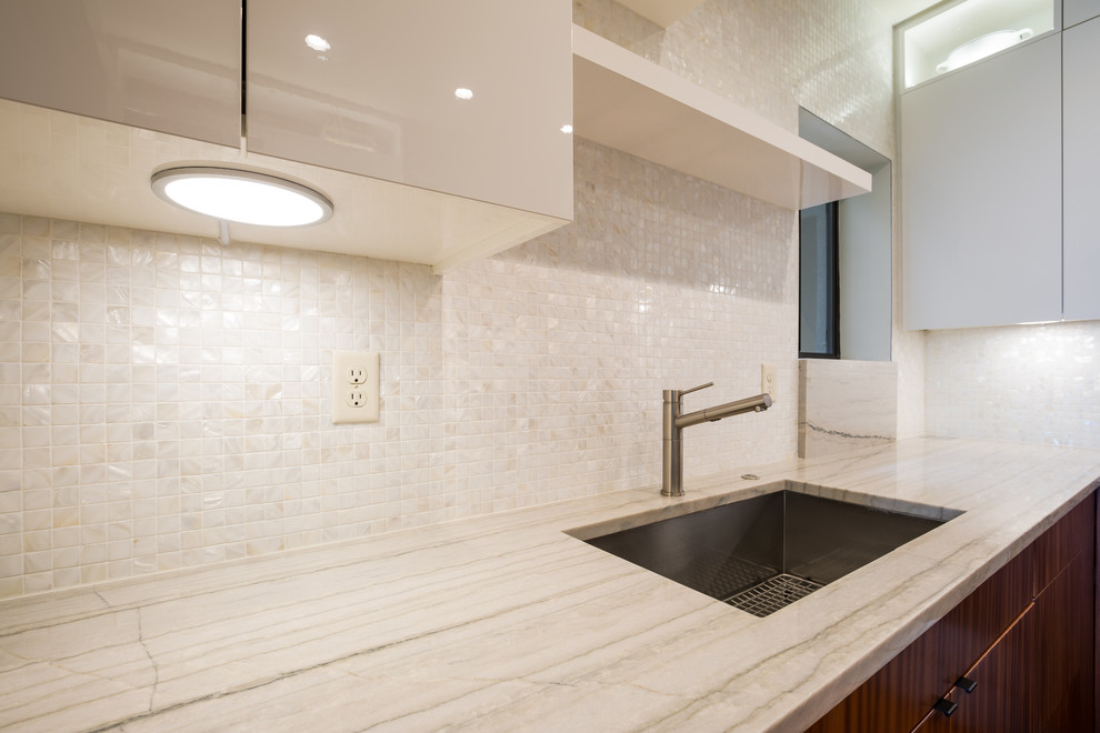 Foto på ett mellanstort funkis vit kök, med en undermonterad diskho, släta luckor, vita skåp, bänkskiva i kvartsit, flerfärgad stänkskydd, stänkskydd i kalk, rostfria vitvaror, mellanmörkt trägolv och flerfärgat golv