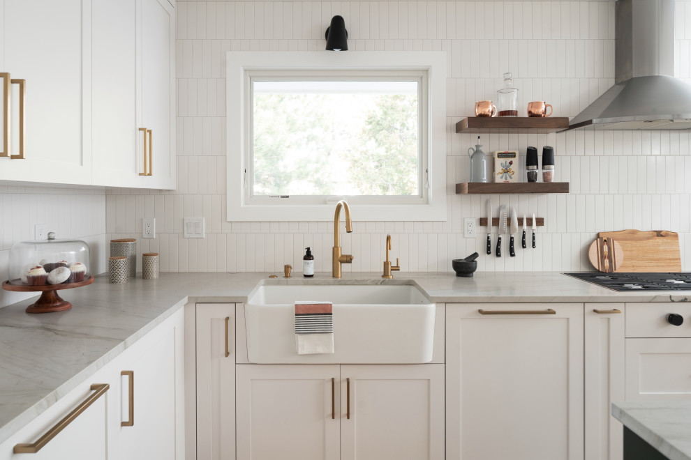 Exempel på ett modernt vit vitt kök, med en rustik diskho, skåp i shakerstil, vita skåp, bänkskiva i kvartsit, vitt stänkskydd, stänkskydd i keramik, rostfria vitvaror, ljust trägolv och en köksö