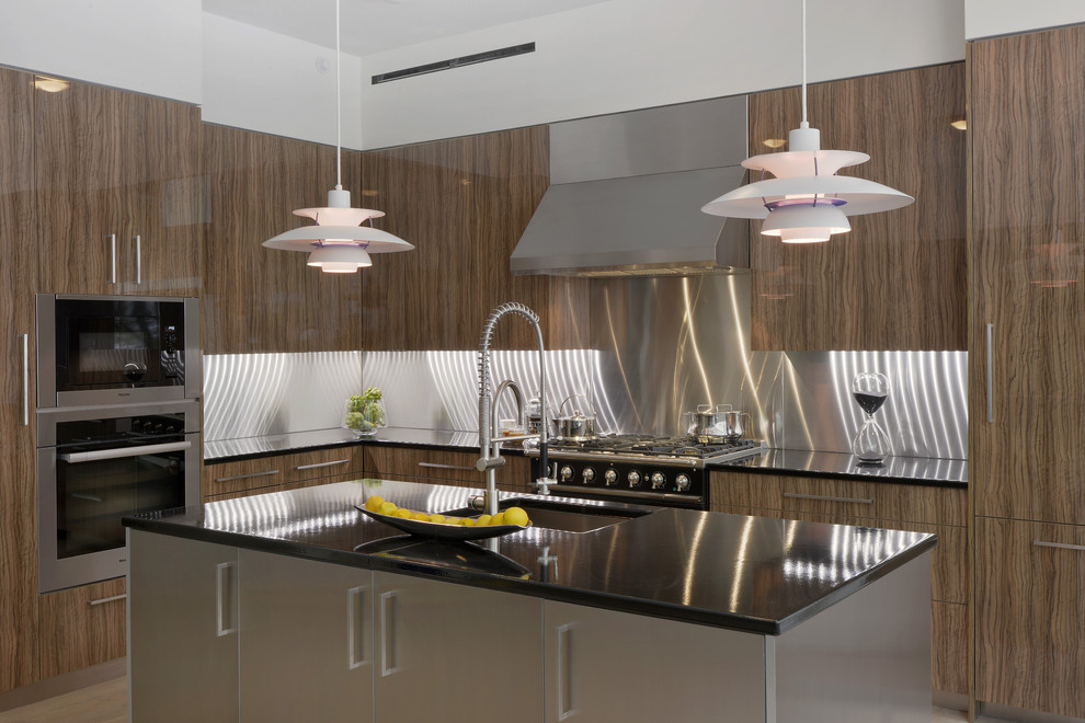 Foto di una grande cucina design con lavello sottopiano, ante lisce, ante in legno scuro, paraspruzzi a effetto metallico, elettrodomestici in acciaio inossidabile e parquet chiaro