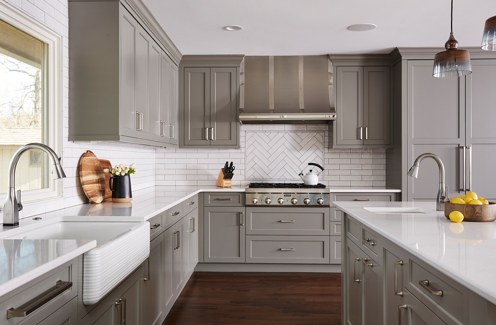 Exempel på ett mellanstort vit vitt l-kök, med en rustik diskho, skåp i shakerstil, grå skåp, bänkskiva i koppar, vitt stänkskydd, stänkskydd i keramik, rostfria vitvaror, bambugolv, en köksö och brunt golv