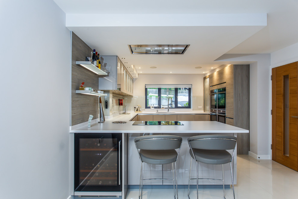Источник вдохновения для домашнего уюта: п-образная кухня среднего размера в стиле модернизм с полуостровом
