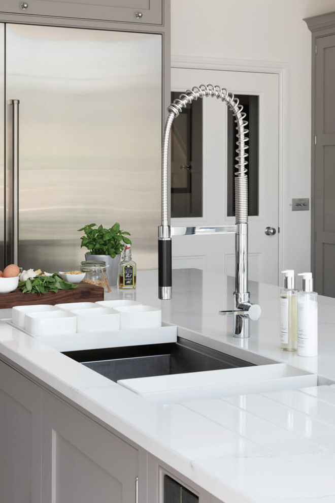 Exempel på ett stort modernt vit vitt kök, med skåp i shakerstil, grå skåp, bänkskiva i kvartsit, vitt stänkskydd, stänkskydd i marmor, rostfria vitvaror, marmorgolv, en köksö och beiget golv