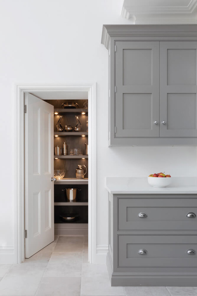 Idéer för att renovera ett stort funkis vit vitt kök, med skåp i shakerstil, grå skåp, bänkskiva i kvartsit, vitt stänkskydd, stänkskydd i marmor, rostfria vitvaror, marmorgolv, en köksö och beiget golv