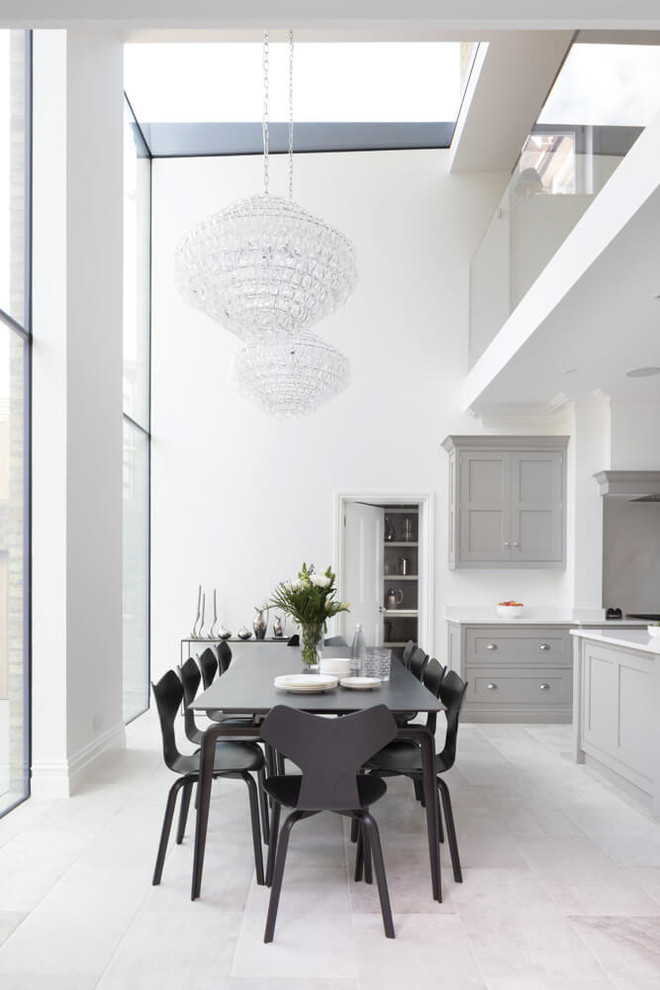 Ispirazione per una grande cucina minimalista con ante in stile shaker, ante grigie, top in quarzite, paraspruzzi bianco, paraspruzzi in marmo, elettrodomestici in acciaio inossidabile, pavimento in marmo, pavimento beige e top bianco