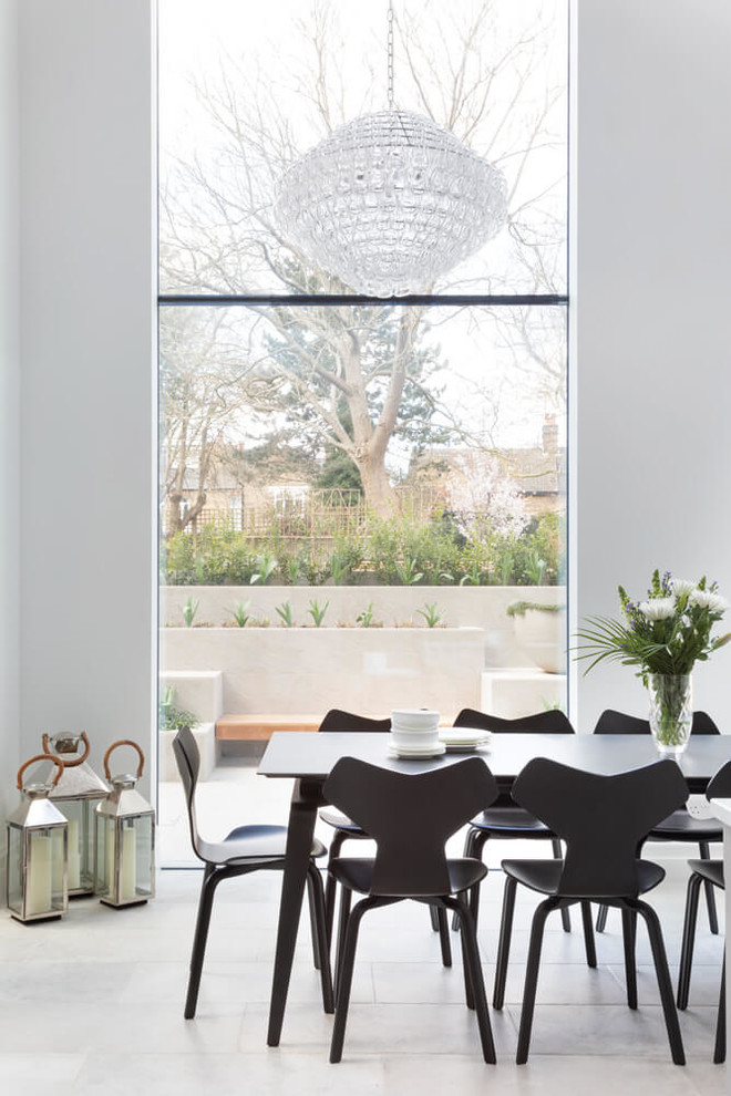 Cette image montre une grande salle à manger ouverte sur le salon minimaliste avec un sol en marbre et un sol beige.