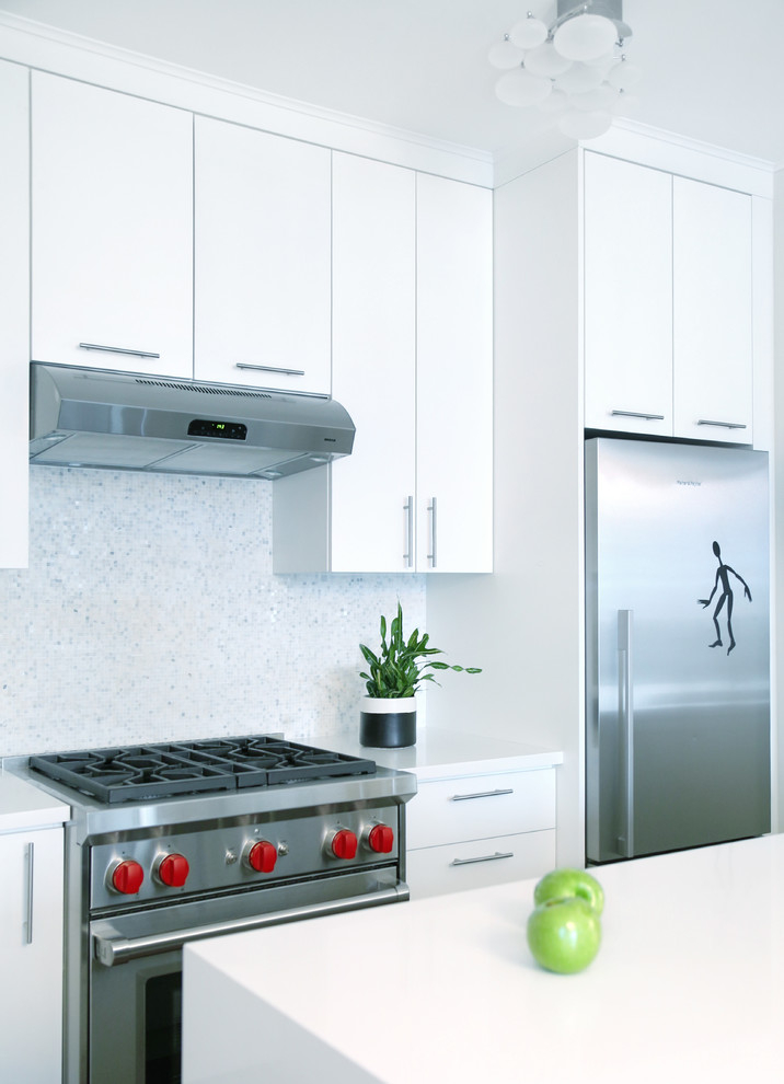 Exempel på ett litet modernt kök, med en undermonterad diskho, släta luckor, vita skåp, bänkskiva i kvarts, vitt stänkskydd, stänkskydd i mosaik, rostfria vitvaror och en halv köksö