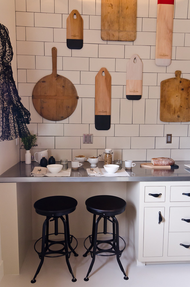 Eklektisk inredning av ett kök, med släta luckor och vita skåp