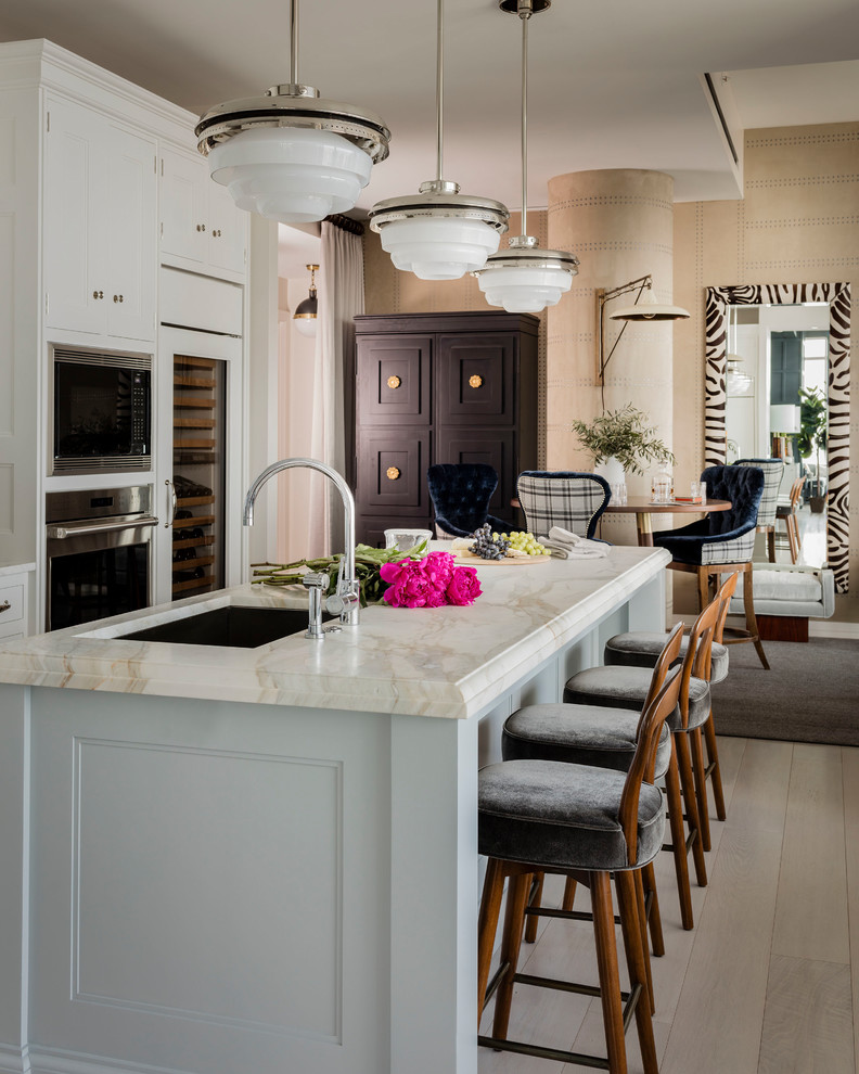 Esempio di una cucina chic con pavimento beige, lavello sottopiano, ante bianche, top in marmo, elettrodomestici in acciaio inossidabile, parquet chiaro e top bianco