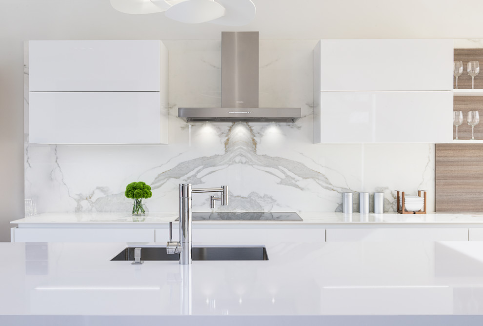 Foto på ett stort funkis linjärt kök och matrum, med en integrerad diskho, släta luckor, vita skåp, bänkskiva i kvarts, vitt stänkskydd, stänkskydd i sten, integrerade vitvaror, klinkergolv i porslin och en köksö