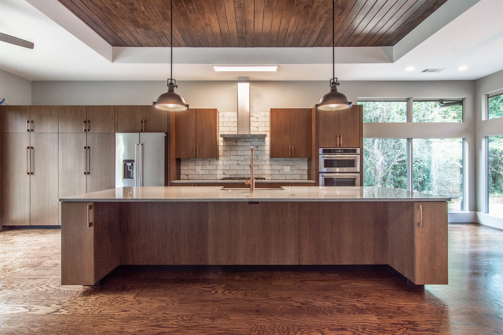 Exempel på ett stort modernt grå grått kök, med en rustik diskho, släta luckor, bruna skåp, bänkskiva i kvarts, grått stänkskydd, stänkskydd i keramik, rostfria vitvaror, mörkt trägolv, en köksö och brunt golv