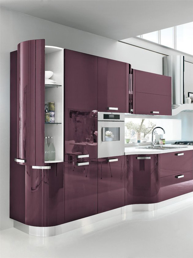 Diseño de cocina lineal minimalista grande con fregadero encastrado, armarios con paneles lisos, puertas de armario violetas, electrodomésticos de acero inoxidable, suelo blanco y encimeras blancas