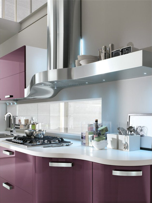 Imagen de cocina lineal minimalista grande con fregadero encastrado, armarios con paneles lisos, puertas de armario violetas, electrodomésticos de acero inoxidable, suelo blanco y encimeras blancas