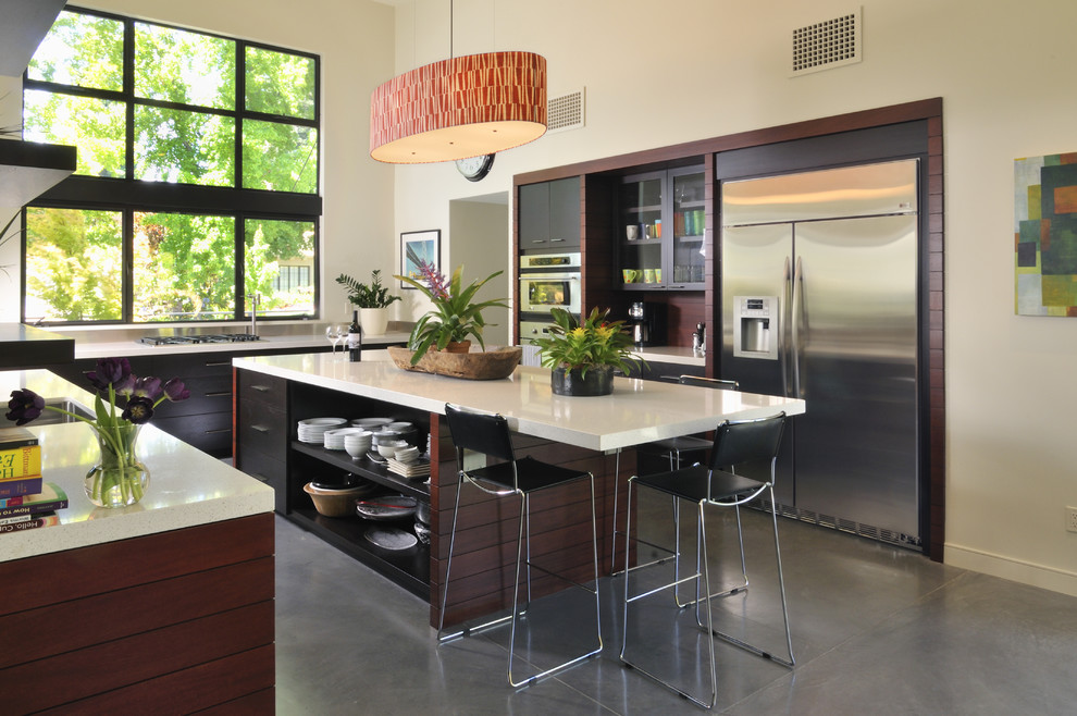 Moderne Wohnküche in U-Form mit flächenbündigen Schrankfronten, dunklen Holzschränken und Küchengeräten aus Edelstahl in San Francisco