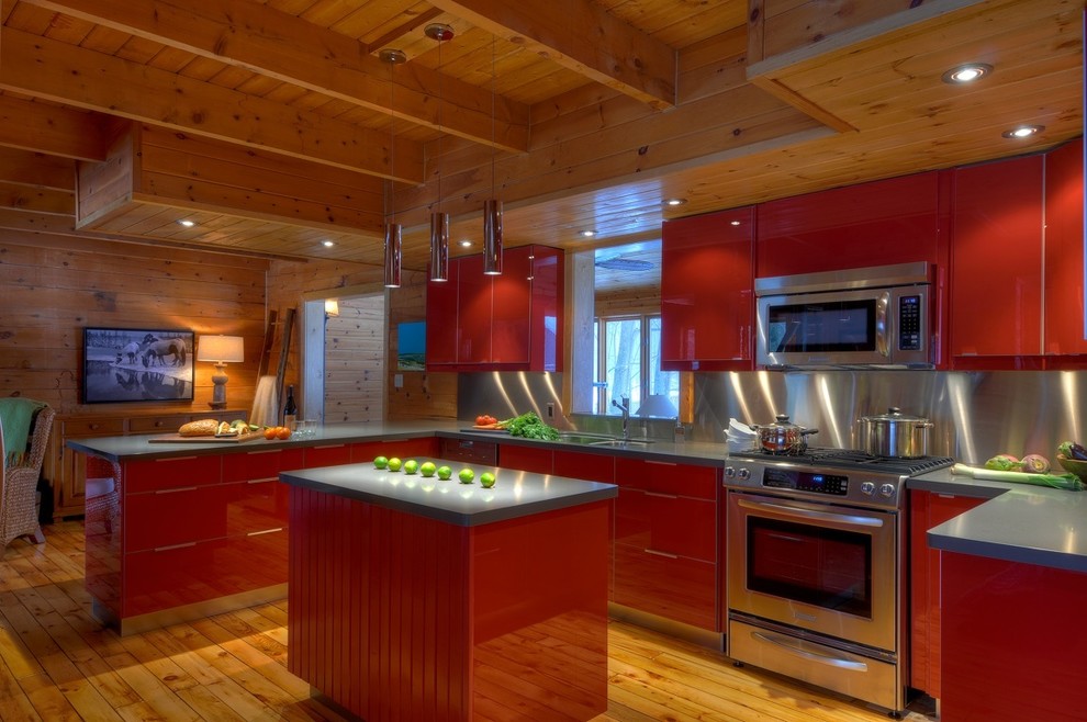 Moderne Küche mit Rückwand aus Metallfliesen, Küchengeräten aus Edelstahl, Küchenrückwand in Metallic, roten Schränken, flächenbündigen Schrankfronten und Unterbauwaschbecken in Toronto