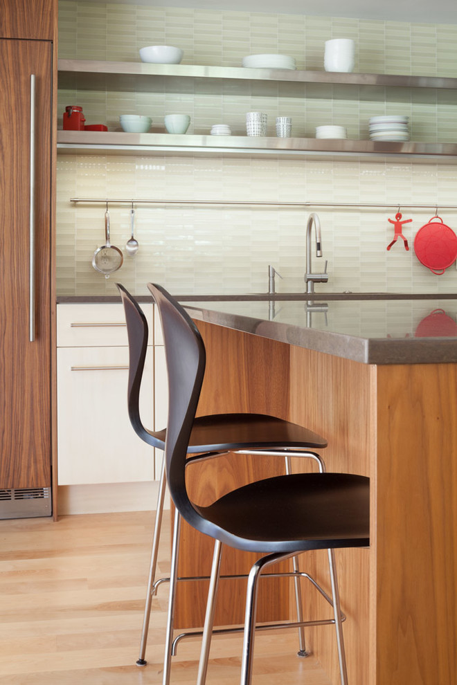 Inspiration pour une cuisine encastrable minimaliste en U et bois brun avec un évier encastré, un placard à porte plane, une crédence blanche et une crédence en carreau de verre.
