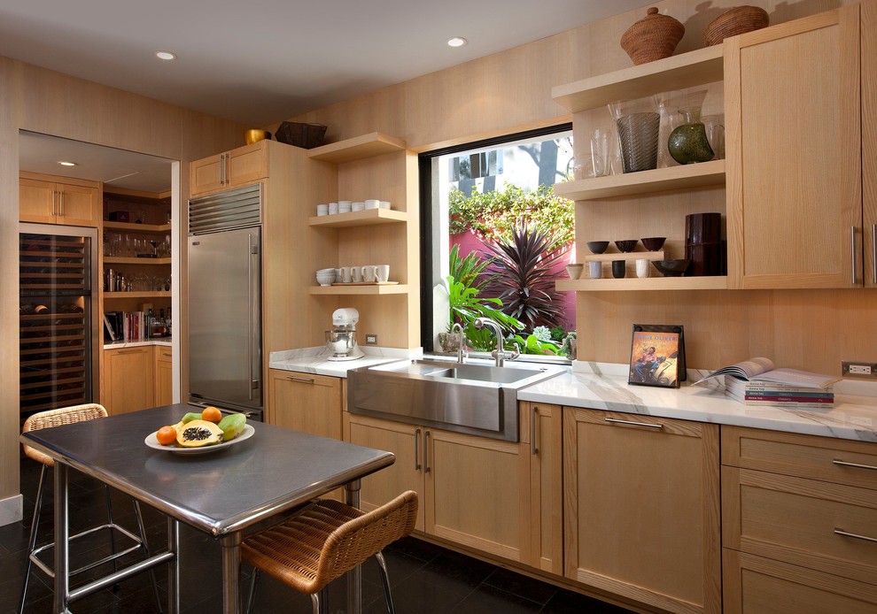 Diseño de cocina contemporánea con fregadero encastrado, armarios abiertos, puertas de armario de madera clara, encimera de mármol y electrodomésticos de acero inoxidable