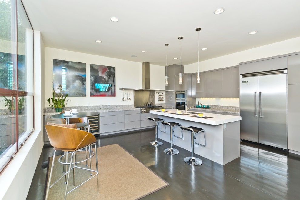 Moderne Küche mit flächenbündigen Schrankfronten, grauen Schränken und Küchengeräten aus Edelstahl in San Francisco
