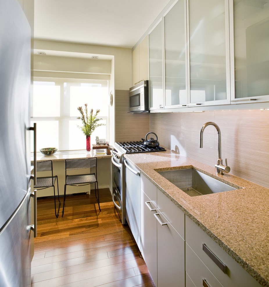 На фото: кухня в современном стиле с техникой из нержавеющей стали, барной стойкой и окном с