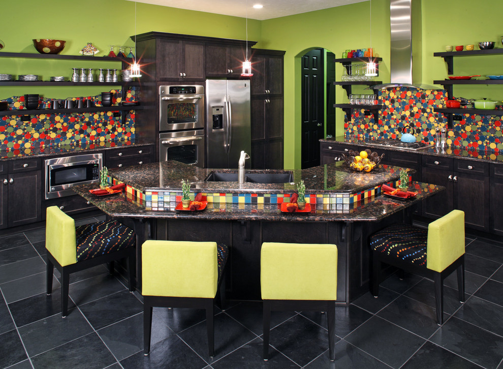 Foto de cocina bohemia con armarios estilo shaker, puertas de armario de madera en tonos medios, salpicadero multicolor y electrodomésticos de acero inoxidable