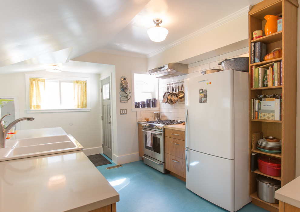 Foto di una piccola cucina minimalista con pavimento in linoleum e pavimento blu