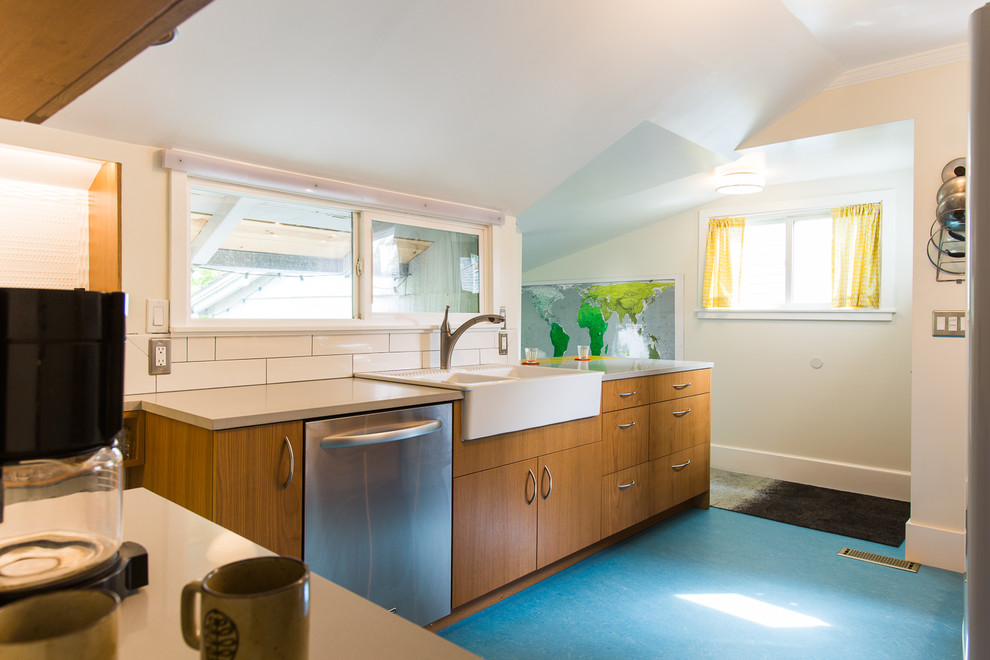 シアトルにある小さなミッドセンチュリースタイルのおしゃれなキッチン (リノリウムの床、青い床) の写真