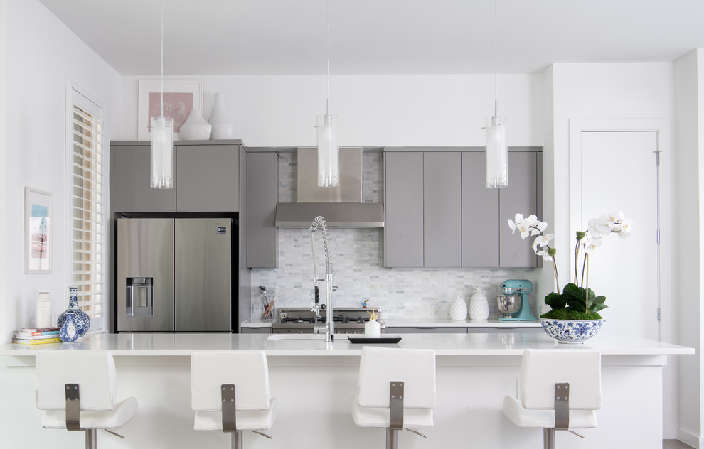 Inspiration för moderna vitt kök, med en undermonterad diskho, grå skåp, bänkskiva i kvarts, stänkskydd i marmor, rostfria vitvaror, en halv köksö, släta luckor och flerfärgad stänkskydd