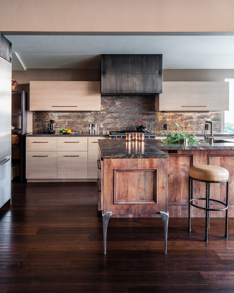 Moderne Küche mit flächenbündigen Schrankfronten, hellen Holzschränken, Küchenrückwand in Metallic, Rückwand aus Metallfliesen und Küchengeräten aus Edelstahl in San Francisco