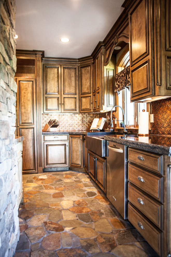 Foto på ett stort rustikt kök, med en trippel diskho, luckor med upphöjd panel, granitbänkskiva, stänkskydd med metallisk yta, stänkskydd i metallkakel, integrerade vitvaror, tegelgolv och en köksö