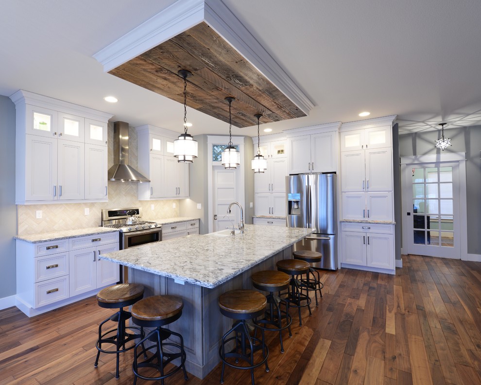 Exempel på ett stort modernt kök och matrum, med en dubbel diskho, luckor med infälld panel, vita skåp, bänkskiva i kvartsit, flerfärgad stänkskydd, stänkskydd i keramik, rostfria vitvaror, mellanmörkt trägolv och flera köksöar
