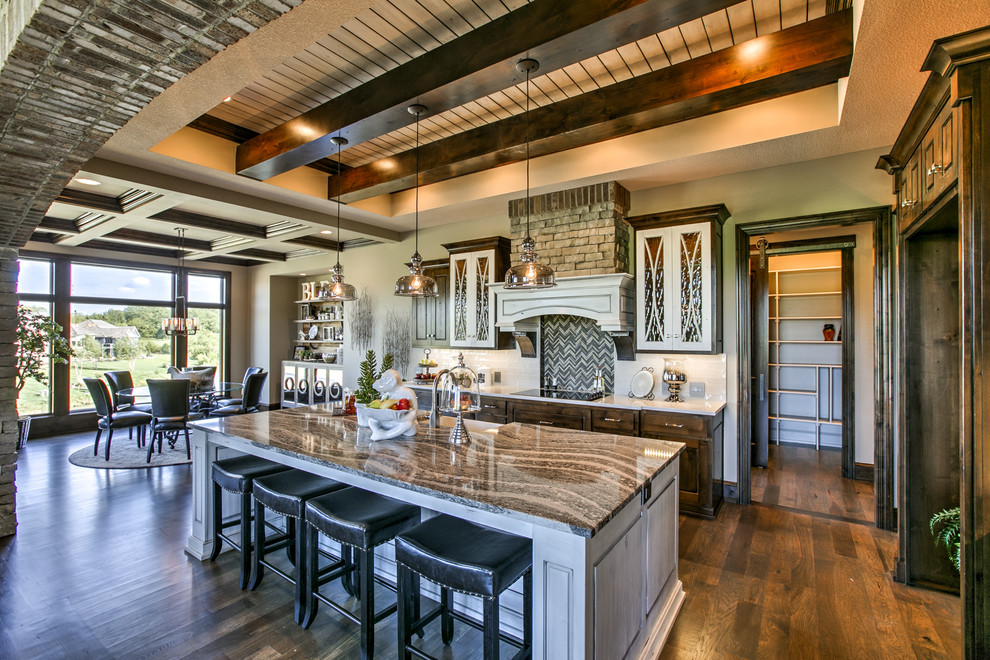 Urige Küche mit Landhausspüle, Küchenrückwand in Grau, dunklem Holzboden, Kücheninsel und braunem Boden in Kansas City