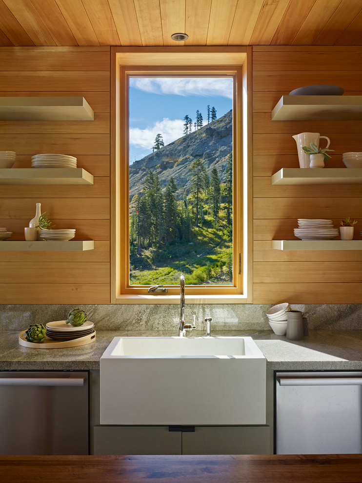Foto de cocinas en L rústica extra grande con fregadero sobremueble, armarios con paneles lisos y suelo de madera en tonos medios