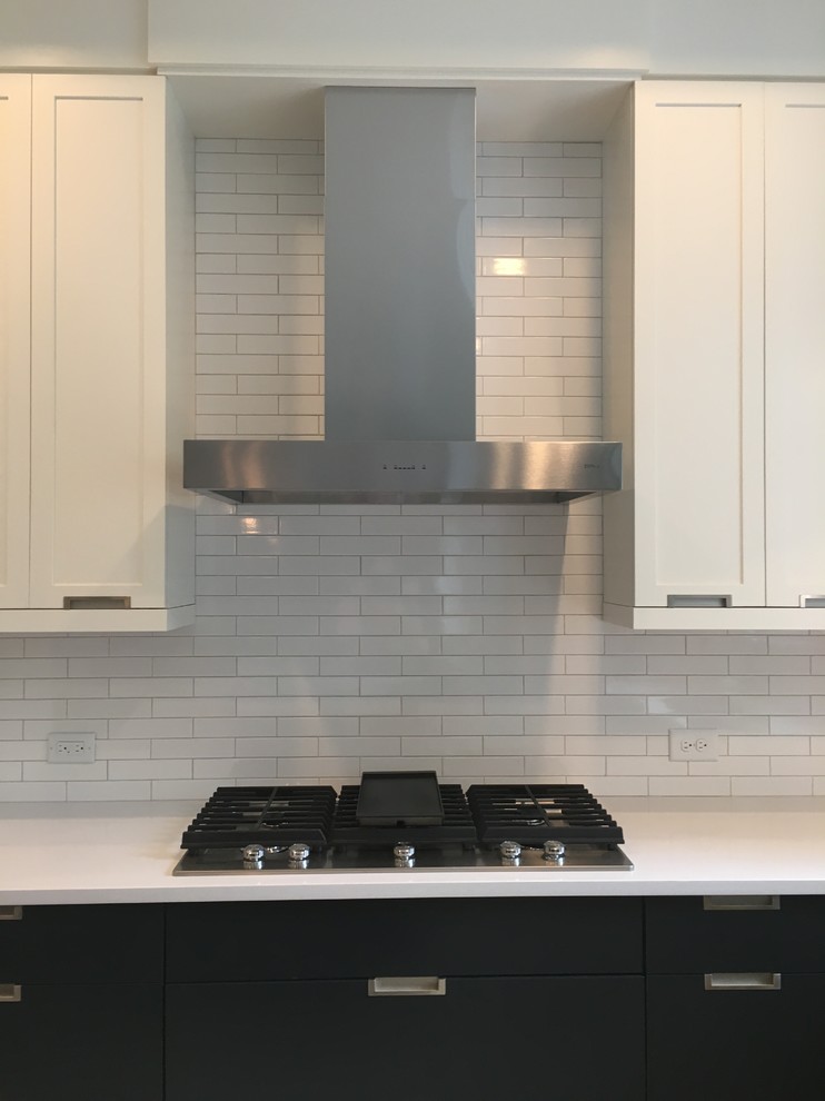 Esempio di una cucina scandinava di medie dimensioni con ante lisce, ante nere, top in quarzo composito, paraspruzzi bianco, paraspruzzi con piastrelle diamantate e elettrodomestici in acciaio inossidabile