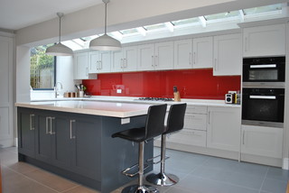 おしゃれなモダンスタイルのキッチン 赤いキッチンパネル の画像 21年7月 Houzz ハウズ