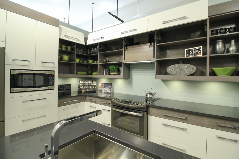 Inspiration för mellanstora moderna grått l-kök, med en undermonterad diskho, släta luckor, bänkskiva i kvarts, rostfria vitvaror och en köksö
