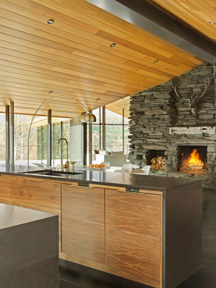 Cette image montre une cuisine ouverte linéaire design en bois clair avec un placard à porte plane, un plan de travail en quartz et îlot.
