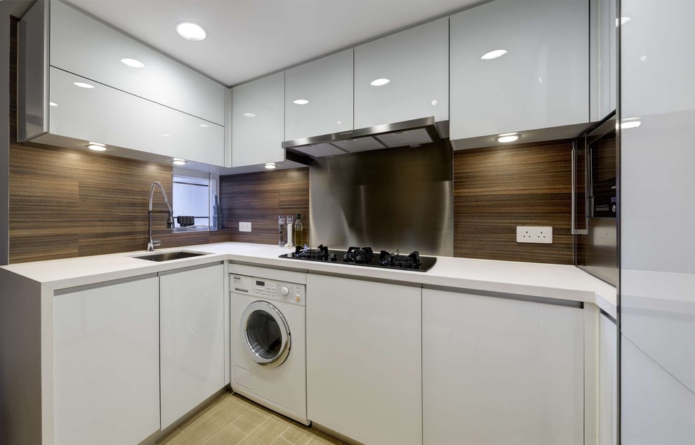 Immagine di una cucina a L design con lavello sottopiano, ante lisce, ante bianche, paraspruzzi marrone e elettrodomestici bianchi