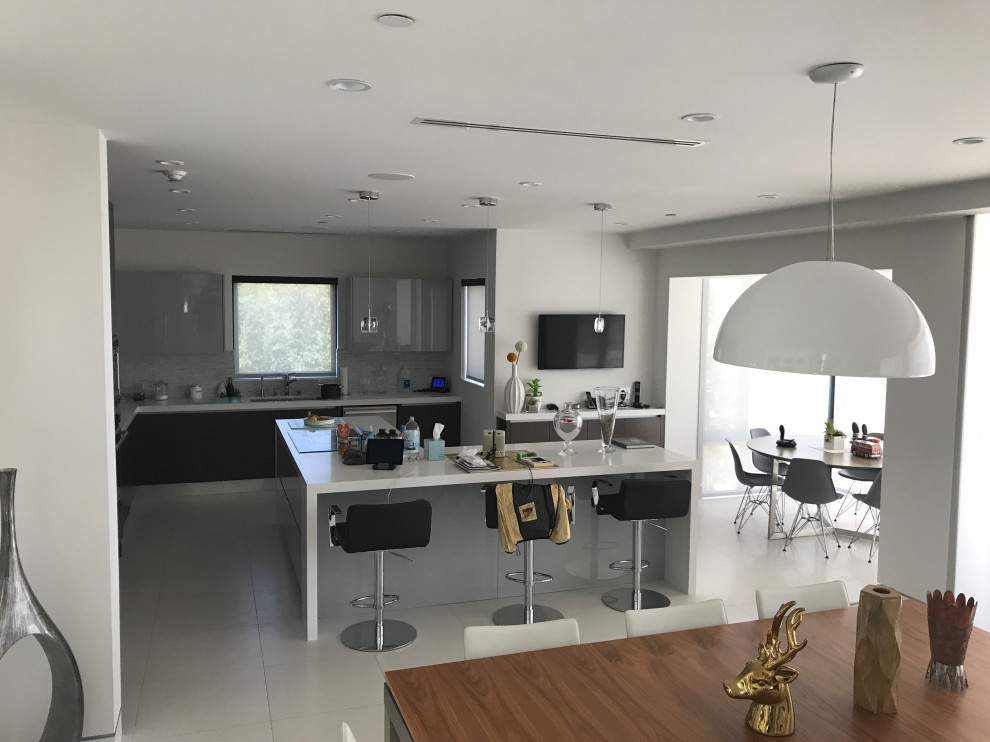 Modern Smart Kitchen with touchscreen control system Modern Kitchen