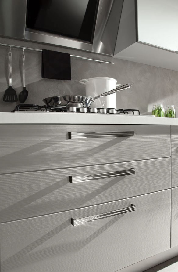 Ispirazione per una grande cucina abitabile minimalista con ante lisce, ante grigie, elettrodomestici in acciaio inossidabile, pavimento grigio e top bianco